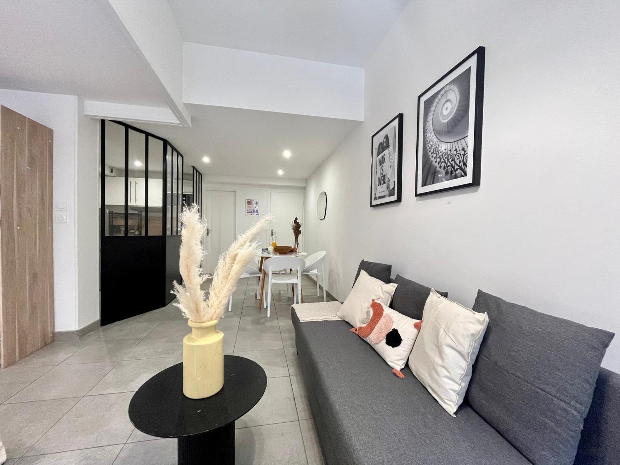 Suite Danbury Lyon Exterior photo